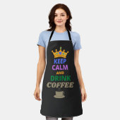 TABLIER CONSERVEZ CALME ET CAFÉ À BOIRE (Porté)