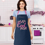 Tablier Cool Maman Lettres à la main Dessin Fête des Mères<br><div class="desc">Maman Cool rose mignonne à la main en lettres dessinant la fête des mères apéro. Écriture manuscrite rose et dessin sur arrière - plan bleu marine. Grand cadeau pour la meilleure maman pour la Fête des Mères,  l'anniversaire ou Noël.</div>
