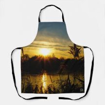 Coucher de soleil sur un petit lac avec des plumet