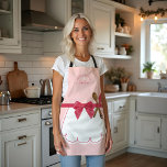 Tablier Cuillère à cuillère blanche Fake rose Fille et spa<br><div class="desc">Tablier cuisine mignon et girly. Un faux tablier blanc est ajouté à l'avant avec une cuillère en bois à arc rose et une spatule en caoutchouc en bois. Conception par Moodthology Papery. Parfait pour le boulanger de maison.</div>