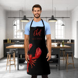 Tablier Cuisinier cuisinier cuisinier du nom de la fête du<br><div class="desc">Thème nautique,  été et mer. Un homard rouge sur un arrière - plan noir. Le texte : Chef avec un texte moderne rouge à la main écrit style. Personnalisez et ajoutez votre nom.</div>