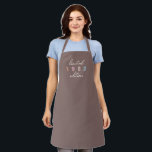 Tablier Custom Year Vintage 40th Birthday Limited Edition<br><div class="desc">L'année personnalisée Vintage 40th Birthday Limited Edition Apron est la façon parfaite de célébrer un anniversaire marquant dans le style. Ce tablier en édition limitée présente un design vintage classique et intemporel, avec une année audacieuse et proéminente de votre choix affichée sur le devant en lettres de tonalité boho super....</div>