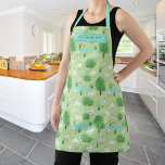 Tablier Cute Chickens Meadow Modern Green Motif Nom<br><div class="desc">Conception de nom personnalisable motif sans couture avec des poulets blancs mouchetés mignons sur un pré vert avec un étang,  un arbre et des buissons. Ce design de style ferme moderne convient à toutes les occasions pour les amateurs de poulet.</div>
