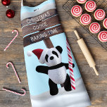Tablier Cute Panda Christmas Cookie Baking Time Apron<br><div class="desc">Besoin d'un tablier festif ? Un mignon ours de panda portant un chapeau de santa festif avec espace pour vous d'ajouter votre nom. Joyeuses fêtes !</div>