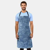 Tablier Dénim bleu lavement acide, texture de gros plan. (Porté)