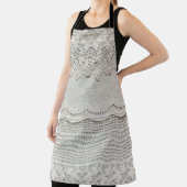 Tablier Dentelle blanche subtile, gros plan textile. (Insitu)