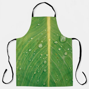 Tablier Déposer sur le plante à feuilles vertes