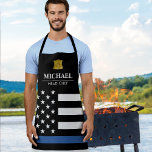 Tablier Drapeau américain de la ligne bleue mince de la po<br><div class="desc">Cuisine/tablier barbecue pour les policiers. Avec le drapeau américain des étoiles et rayures avec la fine ligne bleue,  un badge d'officier d'or,  votre nom,  et titre personnalisé.</div>