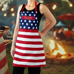 Tablier Drapeau américain patriotique Joyeux 4 juillet Nom<br><div class="desc">Présentant notre drapeau patriotique américain "Happy 4 juillet" Famille Nom de cuisine design aux couleurs officielles des États-Unis, l'ajout parfait à vos célébrations de la fête de l'Indépendance! Montrez votre fierté américaine en style avec ce design qui mêle patriotisme et air festif. Conçu avec des couleurs vives et une attention...</div>