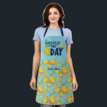 Tablier Drôle Cuisine Pun Squeeze Le Jour Lemon Motif<br><div class="desc">Tablier drôle et cool pour rendre la cuisine plus amusante. Cadeau personnalisé pour la famille et les amis qui aiment la cuisine, la cuisson et essayer une nouvelle recette dans la cuisine. Customisez le libellé qui convient à votre occasion. Vous pouvez utiliser l'outil de conception pour modifier davantage le type...</div>