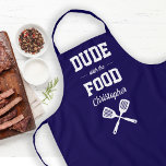 Tablier Dude personnalisé avec Grillage bleu marine<br><div class="desc">Le tablier parfait pour le type qui aime griller. Deux spatules croisées apparaissent en blanc sous les mots "Mec avec la nourriture" en blanc sur un arrière - plan bleu marine. Personnalisez-le avec son nom en script rétro. Fait un cadeau idéal d'anniversaire ou de Fête des pères.</div>