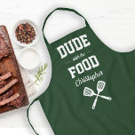 Tablier Dude personnalisé avec Grillage Vert Alimentaire<br><div class="desc">Le tablier parfait pour le type qui aime griller. Deux spatules croisées apparaissent en blanc sous les mots "Mec avec la nourriture" en blanc sur un arrière - plan vert foncé. Personnalisez-le avec son nom en script rétro. Fait un cadeau idéal d'anniversaire ou de Fête des pères.</div>