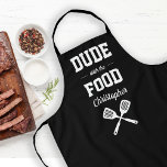Tablier Dude personnalisé avec la nourriture Black Grillin<br><div class="desc">Le tablier parfait pour le type qui aime griller. Deux spatules croisées apparaissent en blanc sous les mots "Mec avec la nourriture" en blanc sur un arrière - plan noir. Personnalisez-le avec son nom en script rétro. Fait un cadeau idéal d'anniversaire ou de Fête des pères.</div>