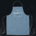 Tablier Dusty Blue Chef cuisine nom typographie moderne<br><div class="desc">Présentation de notre Chef Cuisine sur mesure Nom de la typographie moderne Apron bleu poussiéreux, un accessoire élégant et personnalisé pour tous les amateurs de cuisine. Ce tablier allie design contemporain et éléments personnalisables, vous permettant d'express votre passion culinaire et de faire un défilé de mode dans la cuisine. Le...</div>