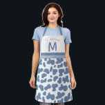 Tablier Dusty Blue Custom Name & Monogram Cow Motif<br><div class="desc">Dusty Blue Custom Name & Monogram Cute Cow Motif Apron, il suffit d'ajouter votre nom de famille personnalisé ou texte et lettre initiale. Un design modifiable en couleur, tous les éléments peuvent être changés en n'importe quelle couleur que vous souhaitez en cliquant sur Personnaliser ce modèle et en choisissant customiser...</div>