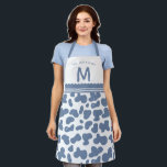 Tablier Dusty Blue Custom Name & Monogram Cow Motif<br><div class="desc">Dusty Blue Custom Name & Monogram Cute Cow Motif Apron, il suffit d'ajouter votre nom de famille personnalisé ou texte et lettre initiale. Un design modifiable en couleur, tous les éléments peuvent être changés en n'importe quelle couleur que vous souhaitez en cliquant sur Personnaliser ce modèle et en choisissant customiser...</div>