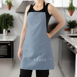 Tablier Dusty Blue minimaliste moderne Monogramme élégant<br><div class="desc">Découvrez notre Dusty Blue Minimalist Modern Monogram Elegant Collection : Elevez votre style avec une sophistication sobre et un charme intemporel. Notre collection présente des motifs minimalistes dans une teinte bleu roux apaisante, rehaussée d'élégants monogrammes adaptés à votre goût personnel. De la papeterie raffinée aux accessoires polyvalents, chaque pièce de...</div>