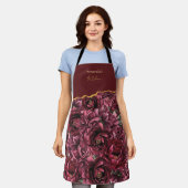Tablier Élégance des fleurs bordeaux avec accent or (Porté)