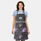 Tablier Élégant modèle floral violet Reine de la cuisine (Porté)