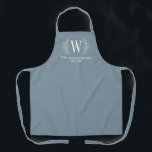 Tablier Élégant Monogramme Dusty Blue Nom de famille<br><div class="desc">Cet aprr bleu et blanc poussiéreux est décoré d'un monogramme feuille de laurier et de votre nom et date mariage. Idéal pour les cadeaux de mariage et d'anniversaire. Personnalisez-le avec votre date initiale,  nom et mariage. Vient dans une variété de couleurs. Conçu pour vous par Blackberry Boulevard.</div>