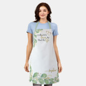 Tablier Élégant Monogramme Eucalyptus Vert Cuisine (Porté)