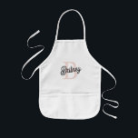 Tablier Enfant Monogramme et nom personnalisé moderne Pastel Pink<br><div class="desc">Voici notre Monogramme personnalisé moderne et le nom Pastel Pink Kids' Apron, un complément enchanteur aux aventures culinaires de votre petit chef. Ce tablier présente un design moderne en rose pastel doux, personnalisé avec leur monogramme et le nom pour une touche spéciale. Parfait pour la cuisson, la cuisine ou l'artisanat,...</div>