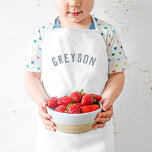 Tablier Enfant Nom personnalisé Monogramme | Dusty Blue<br><div class="desc">Ces tabliers personnalisés arborent le nom de votre enfant dans une police voûtée moderne, ce qui les rend parfaits pour les jeunes chefs qui aident dans la cuisine, les habillement créatifs ou comme des fumettes d'artiste pour protéger les vêtements pendant l'artisanat. Fabriqués en tissu durable et facile à nettoyer, ces...</div>