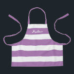 Tablier Enfants mignons violet et blanc rayé personnalisé<br><div class="desc">Votre enfant adorera préparer ou vous aider à cuisiner dans ce tablier personnalisé mignon violet et blanc rayé. Ce design moderne a de larges bandes horizontales sur un tablier tout-en-un et le nom est en blanc blanc blanc en lettres blanches sur le dessus. CLIQUEZ SUR L'OPTION PERSONNALISER LE MODÈLE ET...</div>
