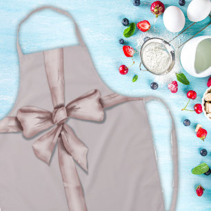 Tablier Enveloppé dans un arc rose