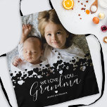 Tablier Espace photo grand-mère unique<br><div class="desc">Ils ne sont pas meilleurs cuisiniers que grand-mère ! A la recherche d'un cadeau spécial pour votre grand-mère,  ce tablier personnalisé est parfait avec une photo de famille précieuse des enfants,  un design moderne mignon des bordures cardiaques,  le dicton "nous t'aimons grand-mère",  et les noms des petits-enfants.</div>