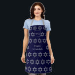 Tablier Étoile de David | HEUREUX CHANUKAH | Monogramme bl<br><div class="desc">Élégant HAPPY CHANUKAH Apron avec faux argent STAR OF DAVID motif contre un arrière - plan bleu minuit. Au milieu il y a un texte CUSTOMIZABLE qui lit HAPPY CHANUKAH dans la fausse typographie argentée. En haut il y a un MONOGRAM PERSONNALISABLE, que vous pouvez remplacer par le vôtre. Éléments...</div>