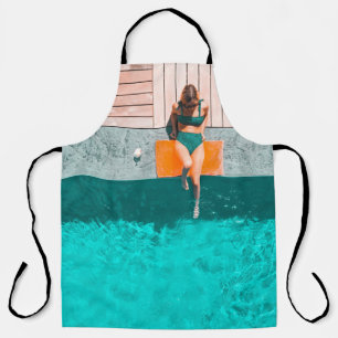 Tablier Femme allongée au bord de la piscine le matin