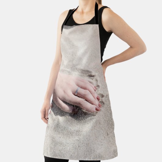 Tablier Femme allongée sur le sable blanc (Insitu)