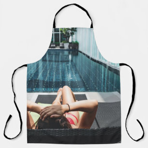 Tablier Femme allongée sur le salon de chaise marron