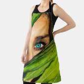 Tablier Femme derrière les feuilles verts (Insitu)
