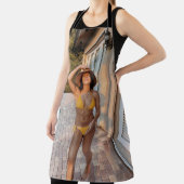 Tablier Femme en bikini jaune debout sur le flo de brique  (Insitu)