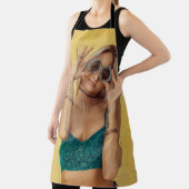 Tablier Femme en bralette bleue tenant des lunettes de sol (Insitu)