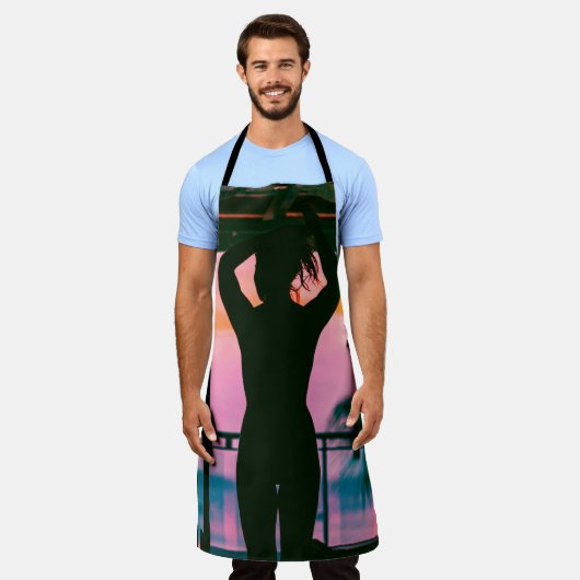 Tablier Femme en débardeur noir et pantalon debout sur le (Porté)