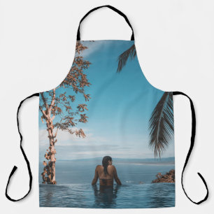 Tablier Femme portant le bikini noir robinet nageant sur l