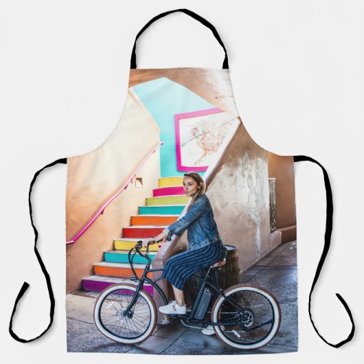 Tablier Femme portant veste et shorts en denim bleu  (Recto)