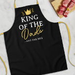 Tablier Fête des pères Roi des papas BBQ<br><div class="desc">Traitez votre père comme un pourcentage avec ce tablier noir élégant et drôle. Il présente un design de couronne frappant et les mots "Roi des papas et le barbecue", assurément pour lui faire sentir spécial sur la Fête des pères ou son anniversaire. Montrez à votre père combien vous vous souciez...</div>