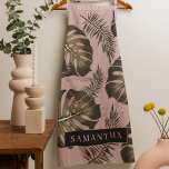 Tablier Feuille Tropical Pink & Gold Palm Motif et nom<br><div class="desc">Le Tropical Pink & Gold Palm Feuille motif est décoré dans un style exotique et dynamique inspiré de l'esthétique tropicale. Les couleurs se réfèrent aux tons rose et or, créant un aspect luxueux et élégant. Le motif est composé de feuilles de palmiers, taillés et orientés de façon variée, évoquant un...</div>