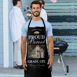 Tablier Fier parent de la licence Photo BBQ<br><div class="desc">Élégante fête de remise des diplômes tablier barbecue avec un faux tableau de mortier en or,  une photo de la grade,  le dicton "fier parent du diplômé",  leur nom,  leur lieu d'étude et l'année de classe.</div>