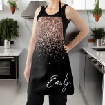 Tablier Fille Rose noir or bleu Parties scintillant rose M<br><div class="desc">Girly Black et Rose Gold - Blush Pink Sparkle Parties scintillant brossé en métal Monogramme Nom Apron. Cela rend le cadeau parfait pour 16 ans,  mariage,  douche nuptiale,  anniversaire,  baby shower ou bachelorette pour quelqu'un qui aime le luxe glam et les styles chic.</div>