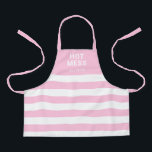 Tablier Filles mignonnes Pink Stripes Hot Mess Personnalis<br><div class="desc">Protégez les vêtements de votre enfant avec cette Girls mignonne rose Stripes Hot Mess Personnalisé Kids Apron. Il est conçu avec des rayures horizontales rose pastel et blanc et des lettres blanches audacieuses sur la partie supérieure solide. Le texte est "chaud désordre" à travers la zone supérieure suivi du nom...</div>