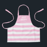Tablier Filles mignonnes Pink Stripes Hot Mess Personnalis<br><div class="desc">Protégez les vêtements de votre enfant avec cette Girls mignonne rose Stripes Hot Mess Personnalisé Kids Apron. Il est conçu avec des rayures horizontales rose pastel et blanc et des lettres blanches audacieuses sur la partie supérieure solide. Le texte est "chaud désordre" à travers la zone supérieure suivi du nom...</div>