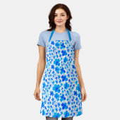 Tablier Fleur botanique en bleu foncé et blanc (Porté)