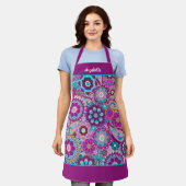 Tablier Fleurs funky rétro - violet rose avec nom de scrip (Porté)