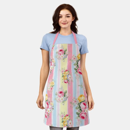 Tablier Floral rose rayé (Porté)