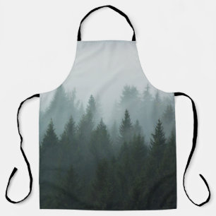 Tablier Forêt dans la brume matinale dans la montagne. É